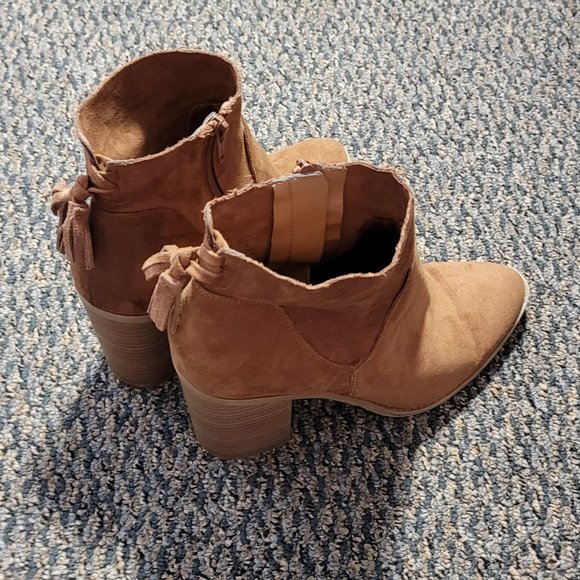 Universal Thread Women's Brown Suede Clare Tassel Heeled Bootie Size 8.5 - Picture 12 of 16